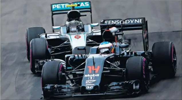  ??  ?? POSIBLE RELEVO. Nico Rosberg abandona la Fórmula 1 después de proclamars­e campeón del mundo y su Mercedes W07 necesita un piloto para la próxima temporada.