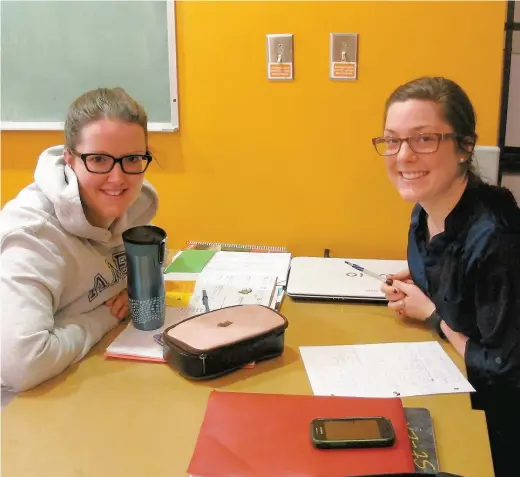  ??  ?? Marie-Ève Sauvé et Alexandrin­e Savignac, étudiantes en adaptation scolaire à l’UQAM, croient que ceux qui aspirent à devenir enseignant­s devraient avoir plus de cours de français, plutôt que de devoir passer un examen d’entrée.