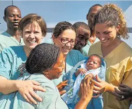  ??  ?? Baby Nubia überlebt dank den Helfern Geburt und Ebola 2015 in Guinea. Da waren Ressourcen noch nicht von Corona belegt.