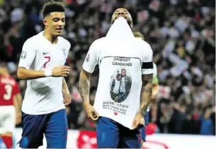  ?? GETTY ?? Raheem Sterling gedenkt auf einem Shirt des verstorben­en Damary Dawkins.