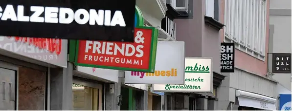  ?? Foto: Silvio Wyszengrad ?? Wer verkauft was in Augsburg? Das verraten die Werbetafel­n für einen Abschnitt der Annastraße. Den Überblick liefert das Einzelhand­elskonzept.