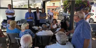  ??  ?? Les doléances des habitants en matière de sécurité ont été exprimées au maire lors de ce premier «café-police». (Photo Ph. D.)