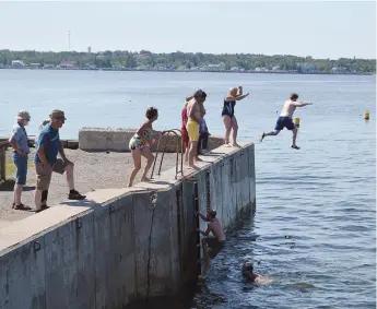  ??  ?? Le quai de Pointe-du-Chêne accueille près de 250 000 visiteurs chaque année. - Archives: Jean-Marc Doiron