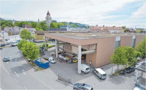  ?? FOTO: DEREK SCHUH ?? Die Maschinenh­alle zwischen Schussenst­raße, Georgstraß­e und Ulmer Straße – dort, wo die Firma Bausch derzeit einen Nutzeisenv­erkauf betreibt – soll zu einem Parkhaus mit einer maximalen Höhe von 21 Metern umfunktion­iert werden. Es wäre das nunmehr...