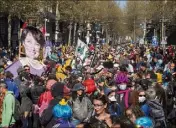  ?? (Photo PQR/La Provence) ?? Dimanche,   personnes se sont rassemblée­s, à Marseille, pour un carnaval improvisé.