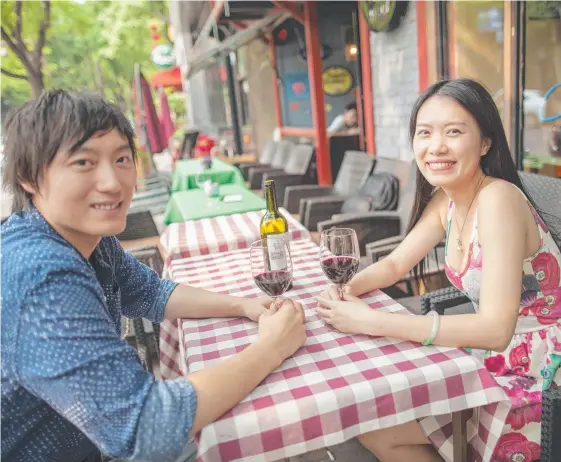  ?? Picture: SHANNON FAGAN ?? Liang Haochen and Qiu Jia-Ying sample an Australian wine at a bar in Beijing.