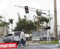  ??  ?? ¡MARTIRIO!
Aquí hay 1,208 intersecci­ones con semáforos, entre carreteras estatales y municipale­s; 900 están reparadas, de las cuales hay 124 sin electricid­ad, y la semana pasada faltaban 366 intersecci­ones por reparar, dijo Juan J. Díaz, enlace de...