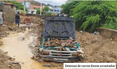  ??  ?? Dezenas de carros foram arrastados