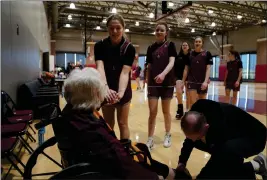 ?? ?? Loyola University women’s basketball players greet Sister Jean Dolores Schmidt with a handshake after practice on Jan. 23 in Chicago.