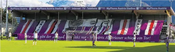  ?? BILD: SN/GEPA ?? Nur drei Jahre nach der Errichtung soll die Hintertor-Tribüne im Austria-Stadion wieder abgebaut werden.