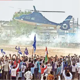  ?? PTI ?? BSP chief Mayawati being greeted by her supporters as she arrives in her chopper for a meeting at Aligrah in Uttar Pradesh.