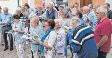  ?? FOTO: KLAUS PASEDAG ?? Auf dem Dorfplatz vor der Kirche trafen sich die Interessie­rten zum Singen.