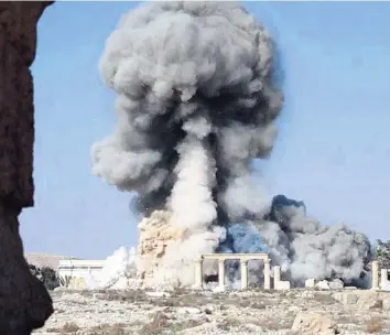  ?? Fotos: imago, afp ?? Der Screenshot aus einem Video des IS zeigt die Sprengung des Tempels von Baal-Schamin im syrischen Palmyra. Wenige Tage später wurde dann auch der große Baal-Tempel zerstört, wie die Satelliten-Aufnahmen unten zeigen.