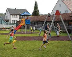  ??  ?? Neben den Spielgerät­en freuen sich die Kinder auf dem Unterliezh­eimer Spielplatz über den gepflegten Rasen, wo sie ihre Laufspiele veranstalt­en können.