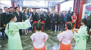  ?? FENG YONGBIN / CHINA DAILY ?? State Councilor and Foreign Minister Wang Yi (fifth from right) and guests watch children recite classic Confucian literature in Beijing on Thursday. It was part of an event to promote Shandong province, home of the philosophe­r Confucius, to a global audience.