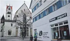  ?? FOTO: PHILIPP RICHTER ?? Graffitiku­nst ist etwas anderes: Großflächi­ge Schmierere­ien an einem Haus am nördlichen Ravensburg­er Marienplat­z.