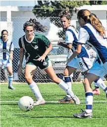  ??  ?? GENTILEZA ZUVIARRAIN
Rocío Zuviarrain junto al DT Luciano Ceironi. Y Rocío como capitana de Barrio Parque ante Talleres.