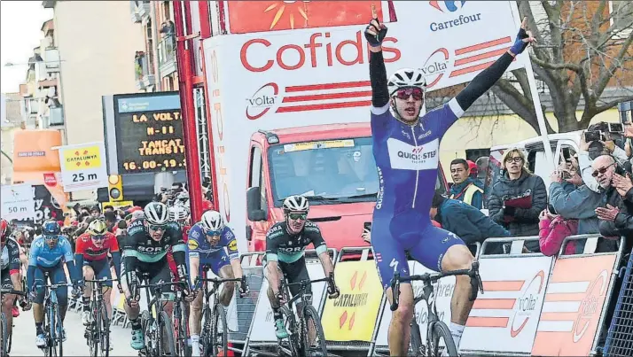  ?? FOTO: MANEL MONTILLA ?? Resignació­n en el rostro de los perseguido­res del joven ciclista del Quick-Step que ayer se llevó el triunfo en Calella, el cual además le permite ser el primer líder de la Volta Ciclista a Catalunya