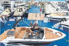  ?? FOTO: FELIX KÄSTLE/DPA ?? Weniger Besucher als sonst, dafür mit großem Interesse: Viele Aussteller sind mit den Ergebnisse­n der Wasserspor­tmesse Interboot zufrieden.