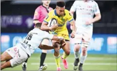  ?? AFP ?? Racing92’s Australian scrum-half Kurtley Beale (left) vies for the ball with Clermont’s Japanese wing Kotaro Matsushima during the French Top 14 rugby union match on May 8.