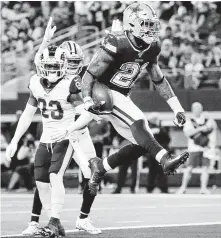  ?? Tom Fox / Dallas Morning News ?? The Cowboys’ Ezekiel Elliott high-steps into the end zone for the first of his two touchdown runs in the second quarter.