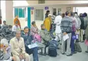  ?? PRABHAKAR SHARMA & HT PHOTO ?? (Clockwise from top) Patients outside SMS Hospital on Monday; Long queue outside OPD of SMS Hospital and Dr SL Bamaniya does a medical checkup of a patient at Govardhan Vilas police station of Udaipur. Bamaniya is under police custody.