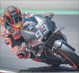  ??  ?? Marc Márquez Sobre su tercera moto del test para mejorar el tren delantero