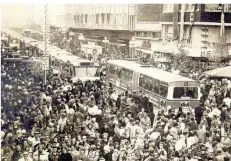  ?? FOTO: PMG ?? Autos sind raus, die Hindenburg­straße wird am 3. November 1973 zur Fußgängerz­one – mit Bussen im Stau.