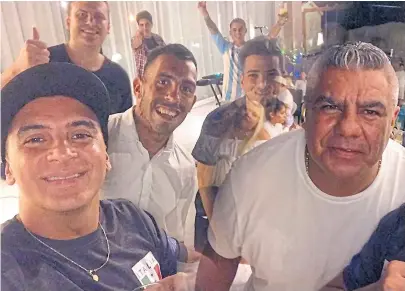  ?? Twitter ?? la foto de la discordia: Chiqui Tapia, presidente de la aFa, en el cumpleaños de Tevez