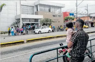  ?? NELSON TUBAY / EXPRESO ?? Situación. Según José Severino, en el hospital le dijeron que no había reactivos para un examen a su niña.