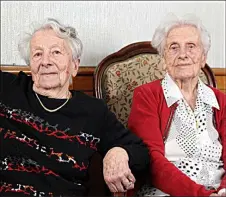  ??  ?? Adrienne (100 ans) et sa soeur Laure (98 ans)