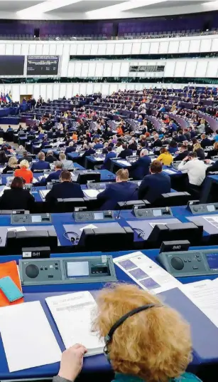  ?? ?? Scranni e denari L’europarlam­ento Sotto, Jérôme Rivière. In basso a sinistra, Viktor Uspaskich