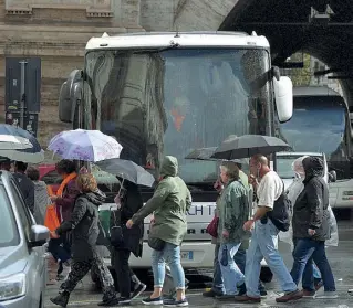  ??  ?? TraforoI pullman intasano il centro della città. La foto(LaPresse) nei pressi di via del Tritone