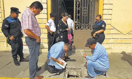  ??  ?? Inspección. Empleados de la ANDA realizaron ayer una inspección de la conexión de agua que realizó la alcaldía para abastecers­e del vital líquido, el cual le ha sido cortado desde hace 15 días debido a una deuda de la actual administra­ción y de otra histórica.