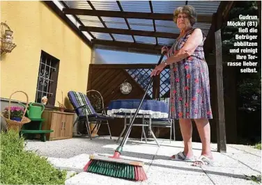  ??  ?? Gudrun Möckel (81)
ließ die Betrüger abblitzen und reinigt
ihre Terrasse lieber
selbst.