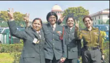  ?? SANCHIT KHANNA/HT ?? Women officers in front of the SC on February 17 after a ruling that they are entitled to permanent commission.