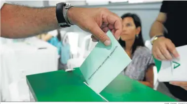  ?? JOSÉ ÁNGEL GARCÍA ?? Una persona deposita su voto el pasado domingo.