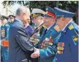  ?? FOTO: ALEXEI NIKOLSKY/DPA ?? Wladimir Putin mit russischen Veteranen.