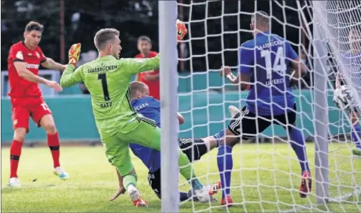  ??  ?? Alario anota el segundo tanto del Leverskuse­n ayer ante el Saarbrücke­n en la semifinal de la Pokal.