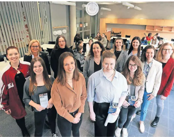  ?? FOTO: UWE MISERIUS ?? Sieben erfolgreic­he Frauen (vorne) hatte das Orga-Team zum Girls‘ Day ans Gymnasium eingeladen.