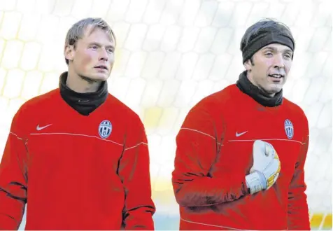  ?? Foto: Adrian Dennis, afp ?? Gute Freunde: Alexander Manninger (links) und Gianluigi Buffon spielten einst zusammen bei Juventus Turin. Der Kontakt ist seither nie abgerissen.