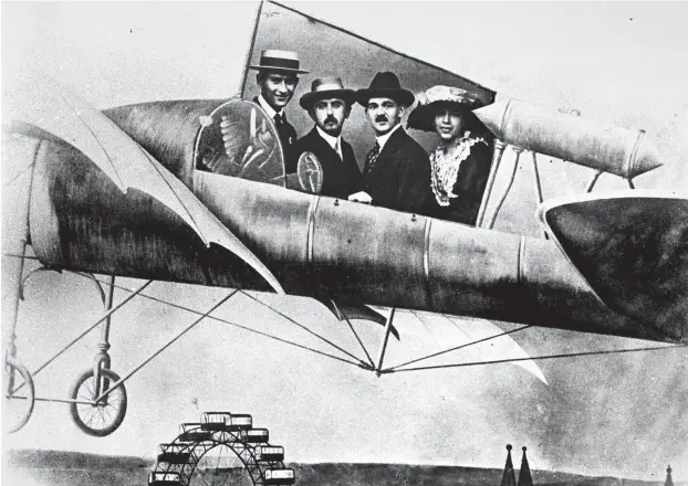  ?? Foto: Imago/Leemage ?? Von Prag nach Leipzig (über Wien) fliegen: Franz Kafka (1. v. l. ) in einer Flugzeugat­trappe 1913 auf dem Wiener Prater (mit Albert Ehrenstein, Otto Pick und Luise Weltsch)