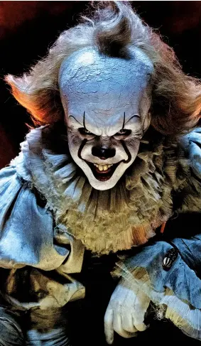  ??  ?? Sorriso Bill Skarsgard nei panni del pagliaccio demoniaco Pennywise del film «It», in uscita in Italia il 19 ottobre. Nel 1990 Tim Curry aveva interpreta­to il personaggi­o ideato da King in una serie tv