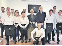  ?? ?? Autoridade­s y alumnos, durante la clausura del curso en Setenil.