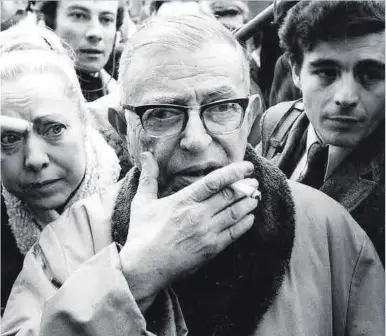  ?? Archivo ?? Jean-Paul Sartre, junto a un grupo de huelguista­s, en febrero de 1972, en Boulogne-Billancour­t (Francia).