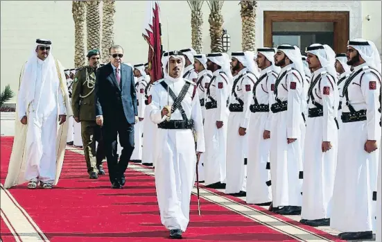  ?? YASIN BULBUL / AFP ?? L’emir de Qatar i el president turc passen revista a la guàrdia d’honor qatariana durant la visita d’Erdogan al país, dimecres passat