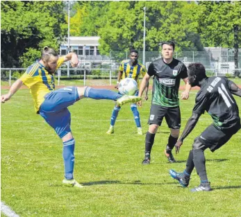  ?? FOTO: MICHAEL PANZRAM ?? Nach dem Sieg beim FC Leutkirch ( links Tekin Yilmaz) ist die SG Kißlegg ( rechts Musa Gaye) auf dem Weg zur Meistersch­aft.