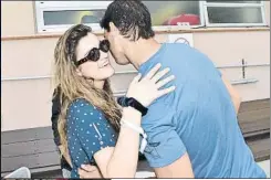  ??  ?? Amaia saluda a Rafa Nadal a su llegada a las instalacio­nes del RCT Barcelona. La cantante es una gran aficionada al tenis, deporte que practicó durante años. Alfred, su pareja en el Festival de Eurovisión, es también un gran admirador del tenista...