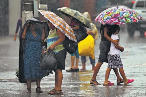  ??  ?? En muchos lugares las lluvias causaron inundacion­es e hicieron que colapsaran las calles y muchas viviendas. Chalatenan­go fue de los departamen­tos más afectados.