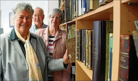  ??  ?? Elsbeth Schossig (von links), Eckehart Döbler und Rosemarie Grosse helfen seit zehn Jahren ehrenamtli­ch im Stadtarchi­v Gotha. Foto: Claudia Klinger